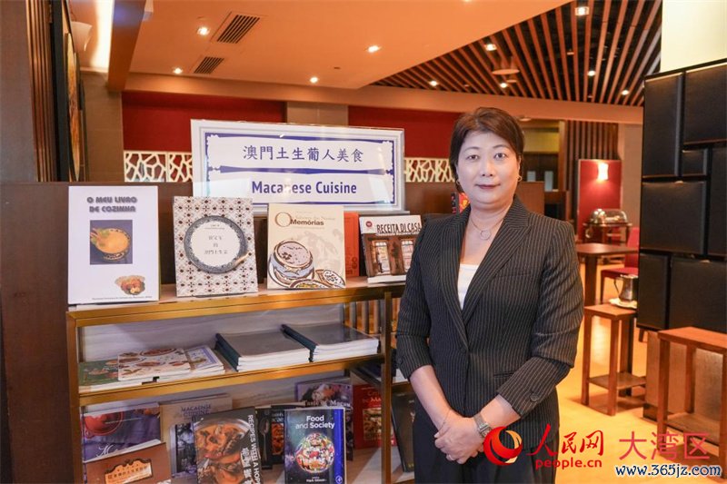 时任澳门旅游大学副校长罗曼仪经受采访。东说念主民网实习生 韩宇轩摄